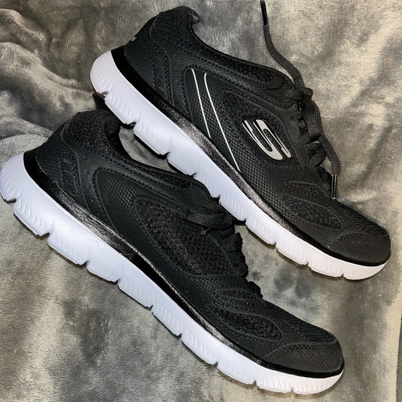 Skechers Women’s like New Memory Foam Black and White Sneakers, Size 8.5 - Picture 2 of 9